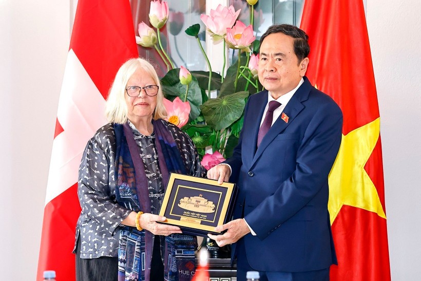 NA Chairman Receives Switzerland-Vietnam Friendship Association President in Geneva