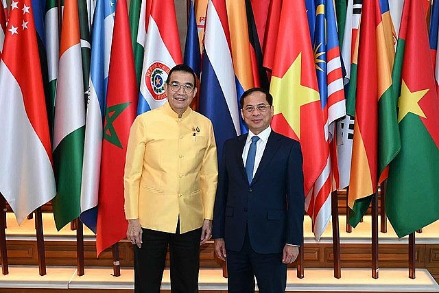 Deputy Prime Minister, Foreign Minister Bui Thanh Son (L) meets Thai Foreign Minister Maris Sangiampongsa, Bangkok, Thailand, July 29, 2025.