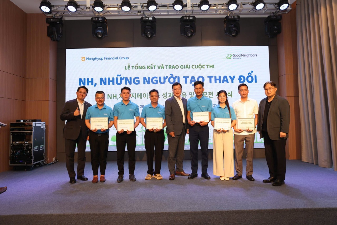 Awarding the winning initiatives. (Photo: GNI)