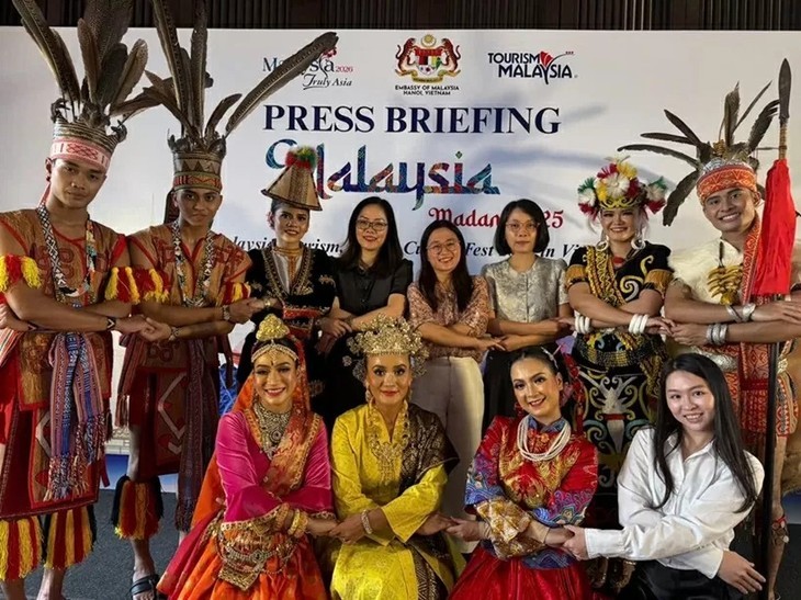 Malaysian dancers pose for a photo with journalists at the press conference. (Photo: Malaysia's Embassy)