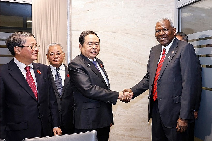 Chairman of the National Assembly Tran Thanh Man (second from left) shakes hands with President of the National Assembly of People’s Power of Cuba Esteban Lazo. (Photo: VNA)