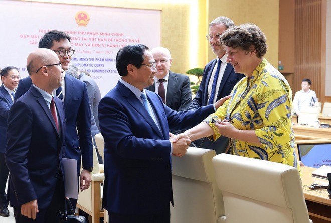 PM Pham Minh Chinh Updates Diplomatic Corps on Local Governance Reform