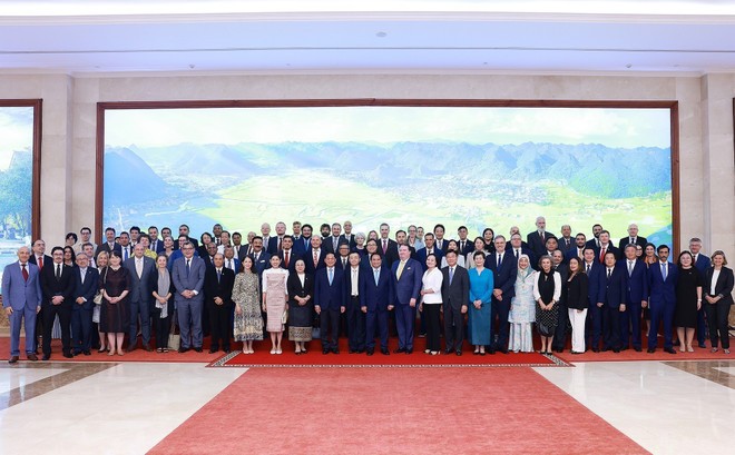 Prime Minister Pham Minh Chinh holds a meeting with representatives of the diplomatic corps in Vietnam on July 31, 2025 to brief them on the reorganisation of administrative units and two-tier local administration of the country. (Photo: VNA)