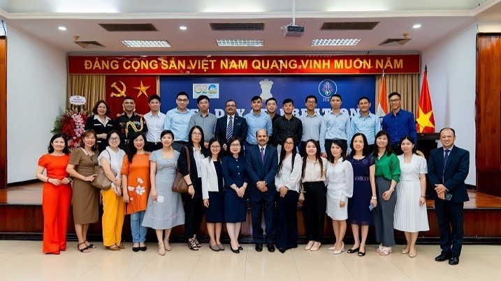 The delegates and former ITEC participants pose for a commemorative photo. (Illustrative photo: Embassy of India in Vietnam)