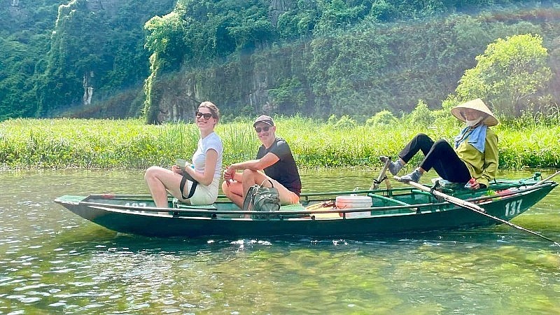 International tourists visit Tam Coc, Ninh Binh. (Photo: NDO)