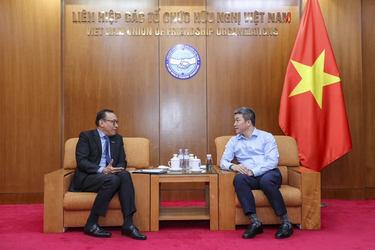 President of the Vietnam Union of Friendship Organizations, Mr. Phan Anh Son (right), receives Mr. Doseba Tua Sinay, Country Director of WVI in Vietnam. (Photo: Dinh Hoa)