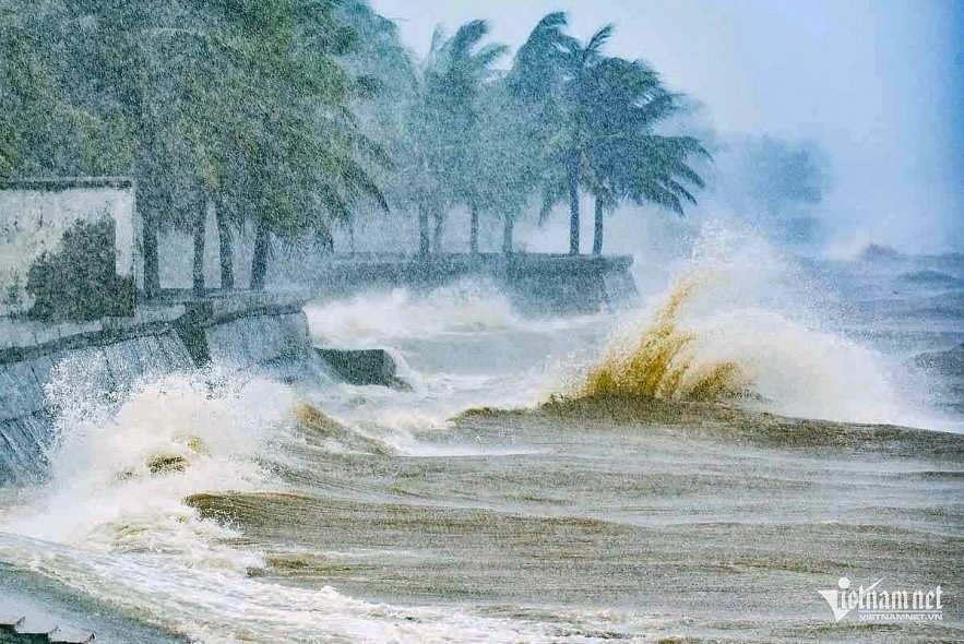 Typhoon Wipha created high waves and flooding in Thanh Hoa. Photo: Le Duong