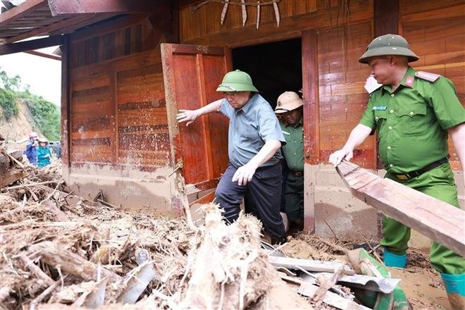 Prime Minister Pham Minh Chinh inspects and directs recovery efforts following floods, flash floods, and landslides in Xa Dung commune. (Photo: VNA)