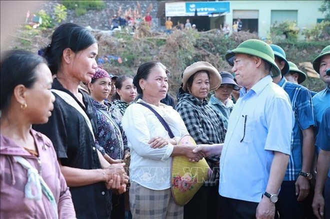 Deputy Prime Minister Ho Duc Phoc visits and encourages residents in My Ly commune. (Photo: VNA)