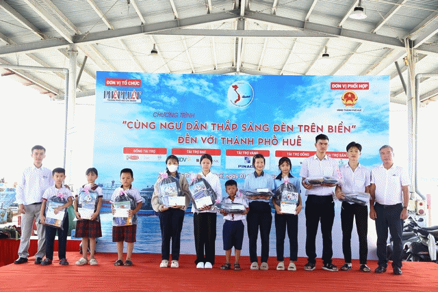 Leaders of the Hue City Department of Agriculture and Environment, together with the organizing unit, presented gifts during the program. (Photo: Hoang Dung)         