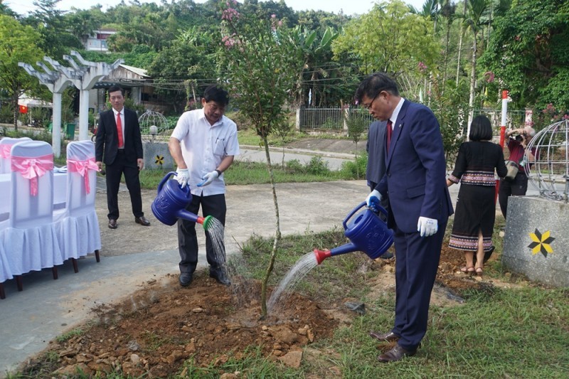 The two sides organized a commemorative tree planting program at Nam Trà My Commune Park. (Photo: Hoàng Huynh/danang.gov.vn)