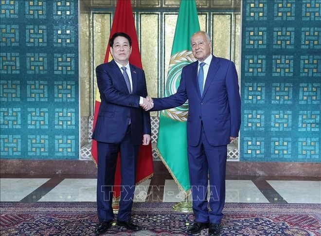 State President Luong Cuong (L) and Secretary-General of the League of Arab States Ahmed Aboul Gheit. (Photo: VNA)