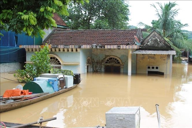 Floodwaters rise, inundating homes in the downstream area of the Lam River, Nghệ An. (Photo: VNA)