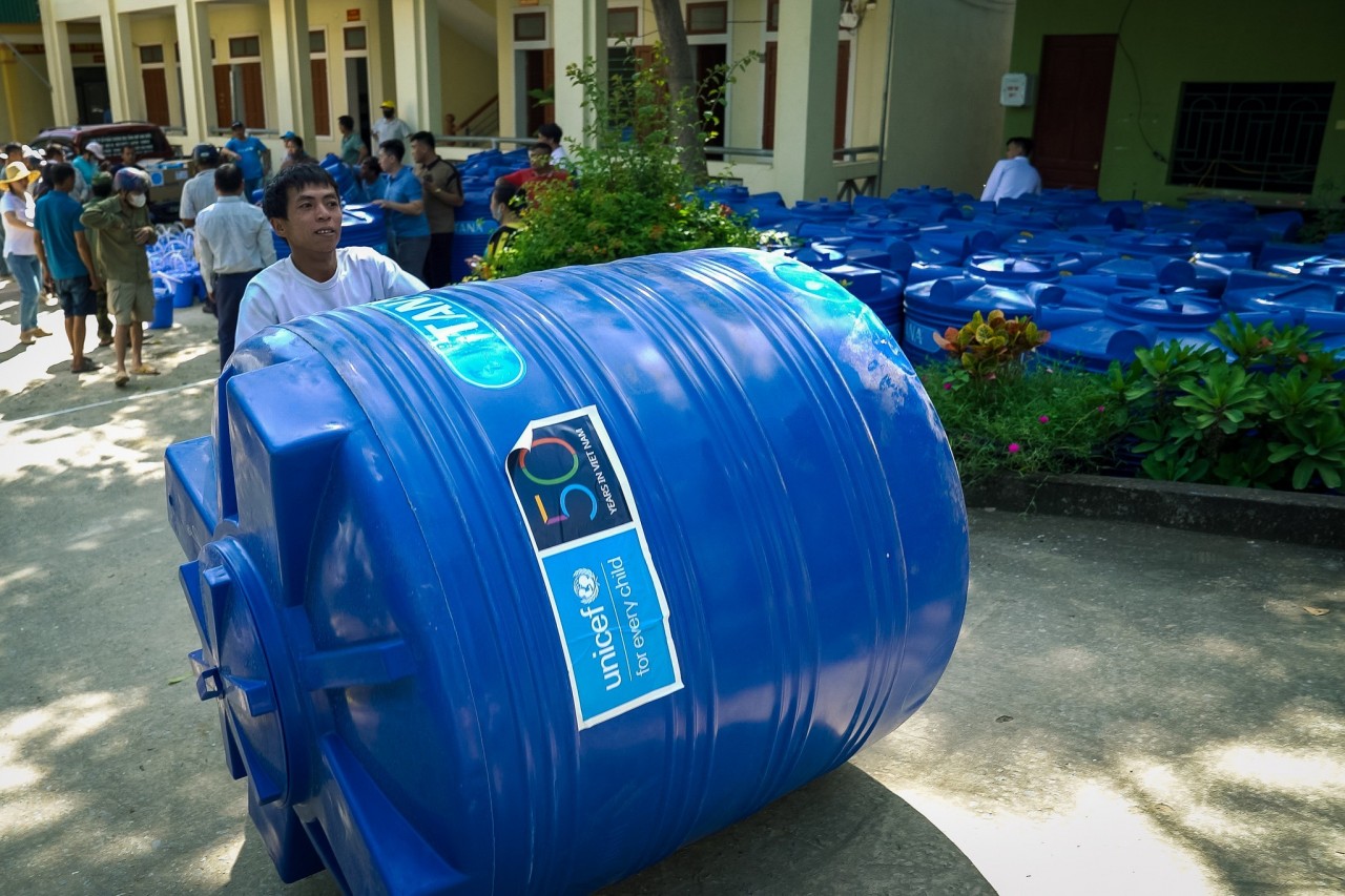 Residents in flood-affected and landslide-prone areas resulting from Storm No. 3 receive water storage tanks supported by UNICEF. (Photo: UNICEF)