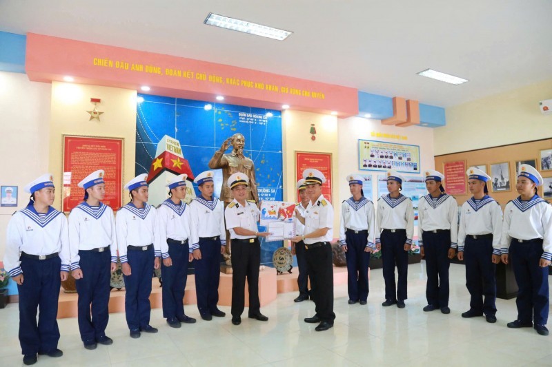 Naval Region 4 Command received the letters presented by students of Van Bao Primary School. (Photo: Thanh Hoang).         Bạn có thích tính cách này không    Hỏi ChatGPT