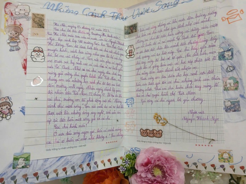 The heartfelt handwritten letters from the students were sent to the military and civilians of Truong Sa. (Photo: Thanh Hoang).