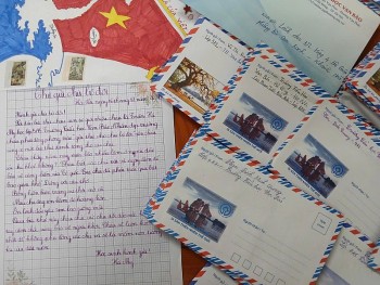 Moved by Hundreds of Handwritten Letters from Schoolchildren Sent to Truong Sa Archipelago