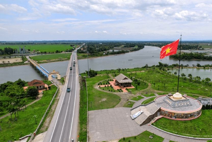 Hien Luong Bridge marked the 17th parallel, symbolizing Vietnam’s post-1954 division.