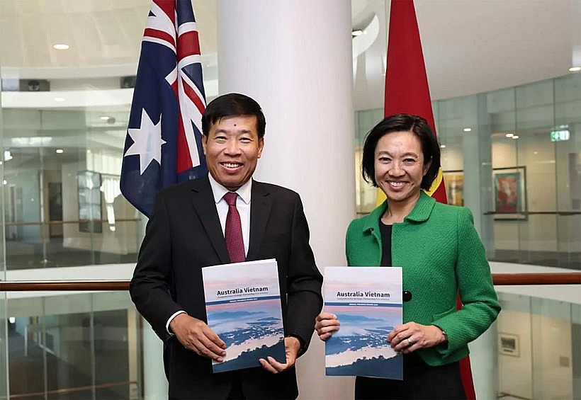 Vietnamese Deputy Minister of Foreign Affairs Nguyen Manh Cuong (L) and Australian Deputy Secretary of Foreign Affairs and Trade Michelle Chan (Photo: baoquocte.vn) Vietnamese Deputy Minister of Foreign Affairs Nguyen Manh Cuong (L) and Australian Deputy Secretary of Foreign Affairs and Trade Michelle Chan (Photo: baoquocte.vn)