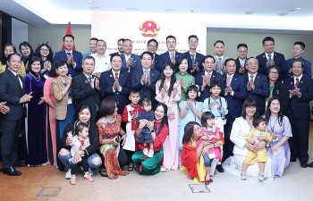 President Meets with Vietnamese Embassy Staff, Community in Angola