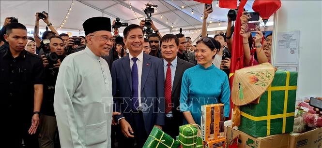 Malaysian Prime Minister Anwar Ibrahim visits Vietnam’s booth (Photo: VNA)