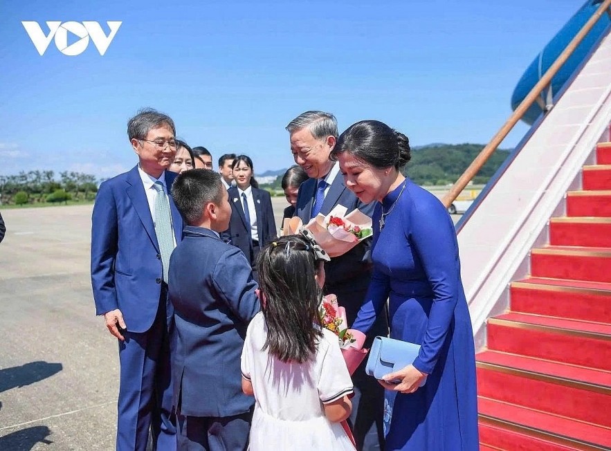 RoK Foreign Minister Cho Hyun welcomes Party General Secretary To Lam and his spouse at Seongnam Airbase in Seoul on August 10.