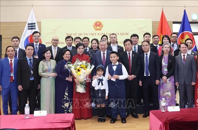 Party Leader Meets with Vietnamese Community in RoK