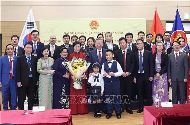 Party Leader Meets with Vietnamese Community in RoK