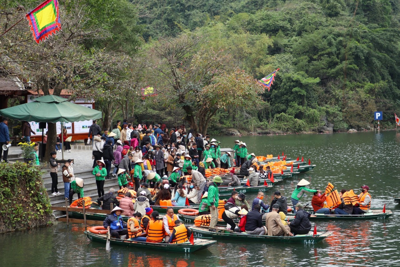 A large number of tourists visit Ninh Binh (Photo: toquoc.vn).