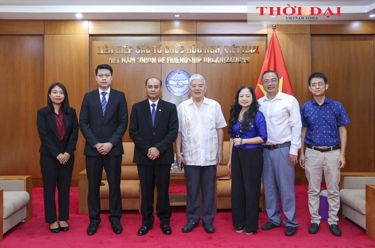 a commemorative group photo of Mr. Chu Công Phùng, Mr. Wai Linn, members of the Vietnam–Myanmar Friendship Association, and staff of the Myanmar Embassy in Vietnam.