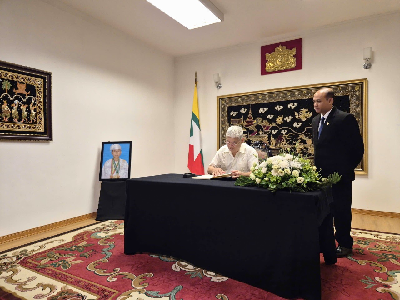 Chairman of the Vietnam–Myanmar Friendship Association, Mr. Chu Công Phùng, signed the book of condolences at the Myanmar Embassy in Vietnam. (Photo: Vietnam–Myanmar Friendship Association)       