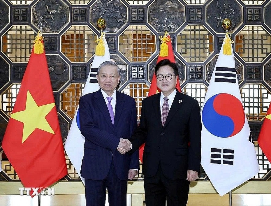 Vietnamese Party General Secretary To Lam (L), who is on a sate visit to the Republic of Korea, meets with National Assembly Speaker Woo Won-sik in Seoul on August 12. (Photo: VNA)