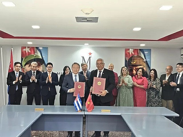 Minister of Justice Nguyen Hai Ninh (L) and his Cuban counterpart Oscar Manuel Silveira Martínez sign a cooperation agreement on technical assistance project to enhance Cuba’s capacity for law making and enforcement, La Habana, Cuba, August 11, 2025