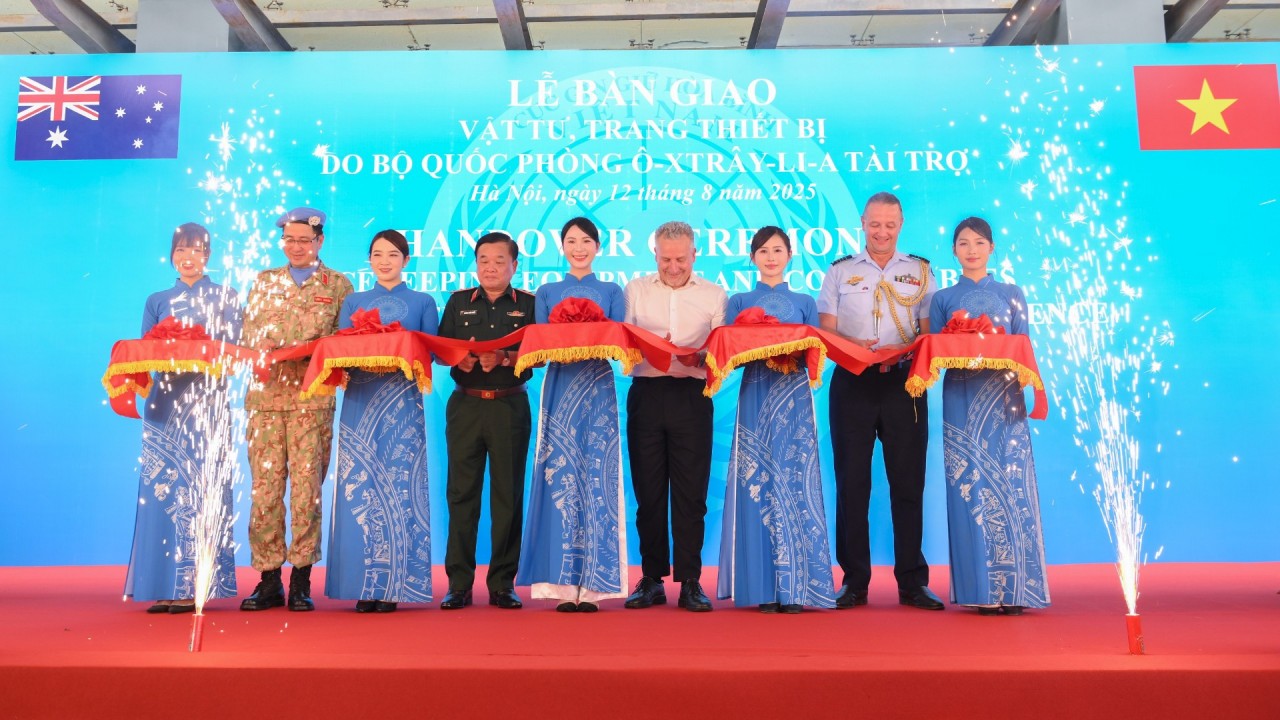 Australia Hands Over US $240,000 Equipment Package to Vietnamese Peacekeepers