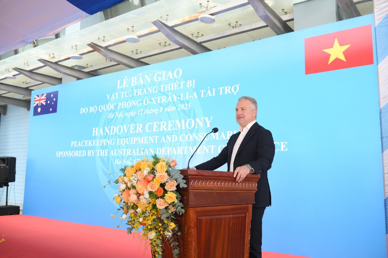 Australia Hands Over US $240,000 Equipment Package to Vietnamese Peacekeepers