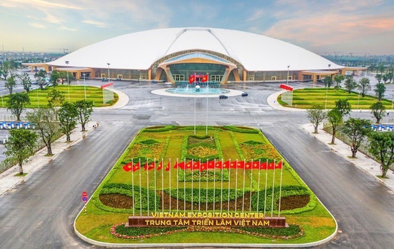 Building 80th National Achievement Exhibition Tour on National Day