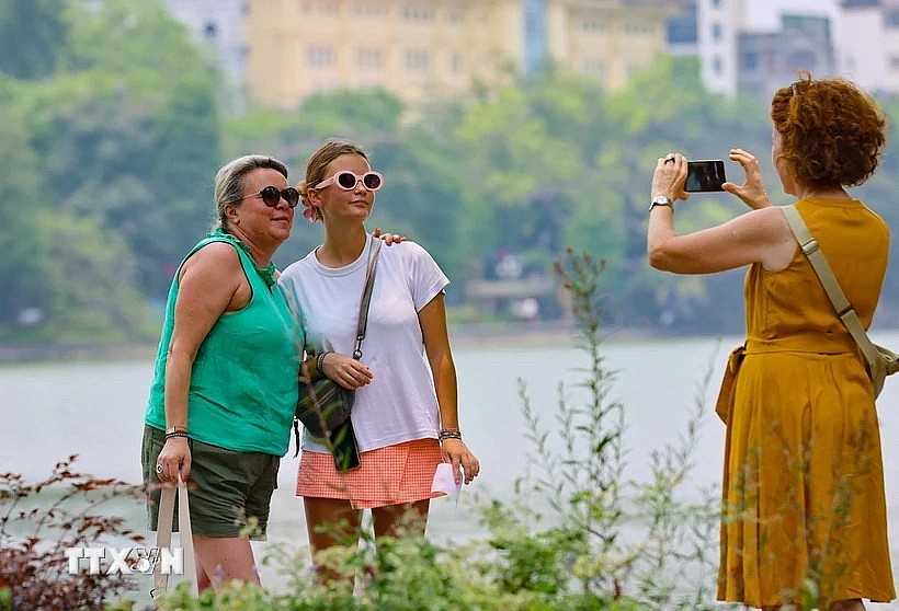 Foreign tourists in Hanoi (Photo: VNA) Foreign tourists in Hanoi (Photo: VNA)