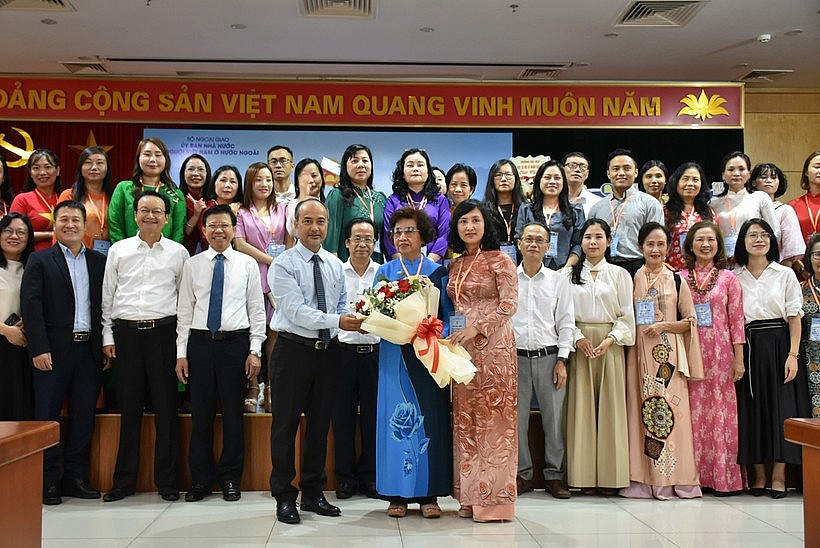 Chairman of the State Committee for Overseas Vietnamese (L) presents flowers to representatives of Vietnamese language teachers abroad. (Photo: VNA) Chairman of the State Committee for Overseas Vietnamese (L) presents flowers to representatives of Vietnamese language teachers abroad. (Photo: VNA)