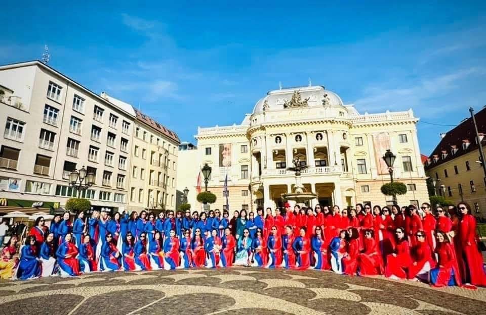 Vietnamese Women in Europe Spread the Spirit of the 80th National Day