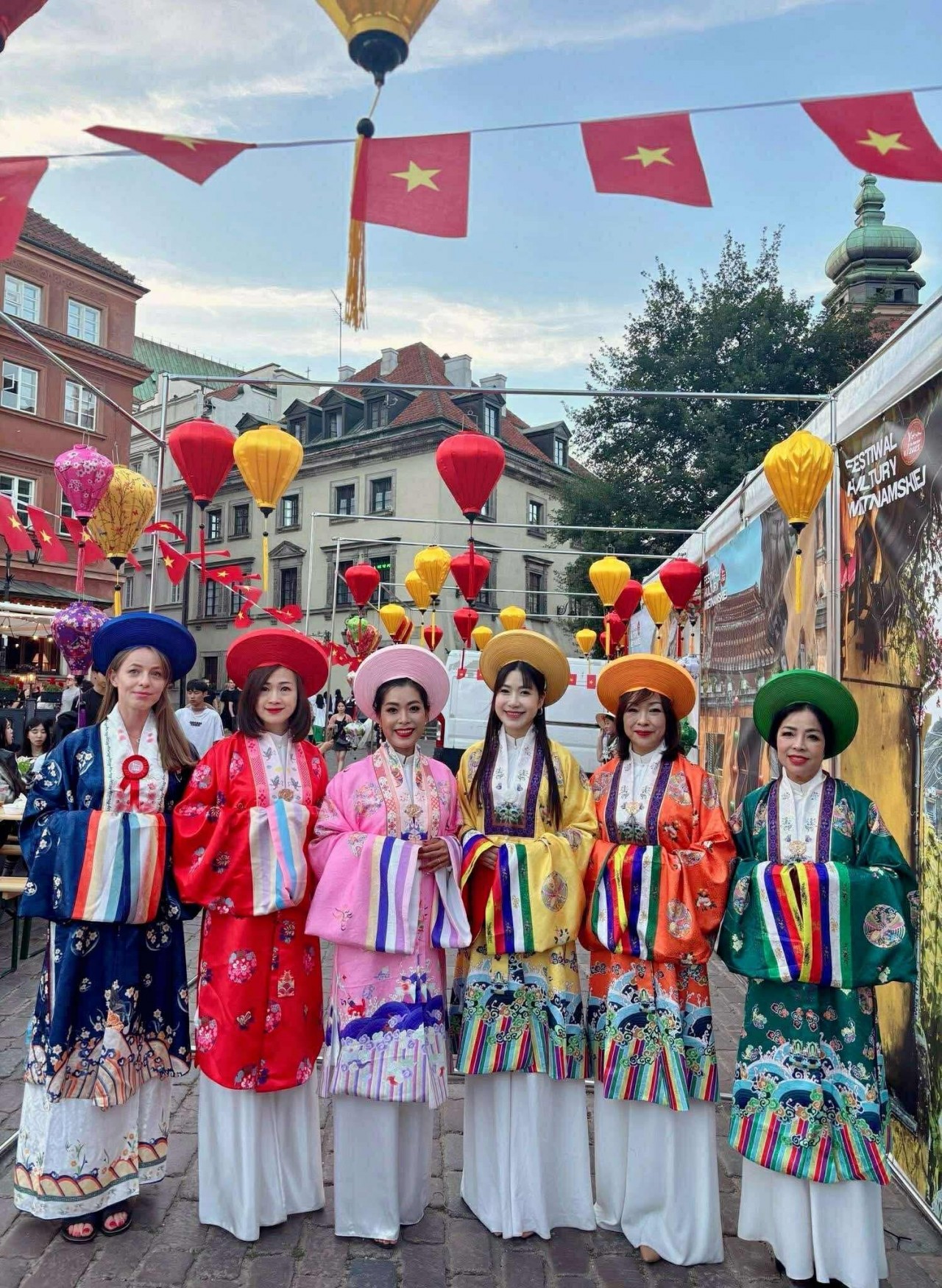 Vietnamese attire performance in the United Kingdom. (Photo: Vietnamese Women’s Association in Europe)