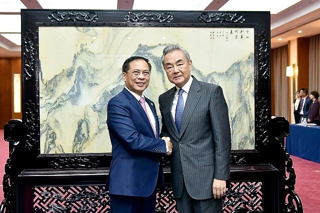 Deputy Prime Minister and Minister of Foreign Affairs Bui Thanh Son (L) and Chinese State Councilor and Foreign Minister Wang Yi, Yunnan province, August 14, 2025. Photo: VNA