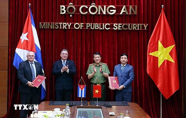 Minister of Public Security Luong Tam Quang (third to left) and Cuban Minister of the Interior Major General Lázaro Alberto Álvarez Casas (second to left) witness the signing ceremony of the agreement on cyber security cooperation, Ha Noi, August 15, 2025. Photo: VNA