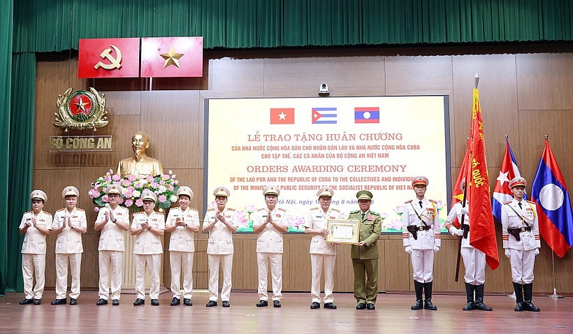 The ceremony held on August 16 to honour collectives and individuals of the Vietnamese Ministry of Public Security with prestigious orders from Laos and Cuba. (Photo: VNA) The ceremony held on August 16 to honour collectives and individuals of the Vietnamese Ministry of Public Security with prestigious orders from Laos and Cuba. (Photo: VNA)