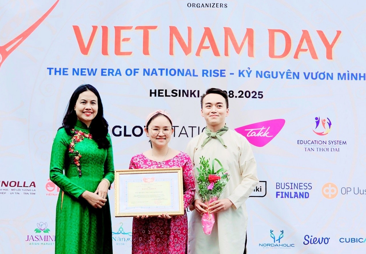 Vietnamese Ambassador to Finland Pham Thi Thanh Binh (far left) acknowledges the contributions of several outstanding organizations and individuals to community work in 2024. (Photo: Embassy of Vietnam in Finland)