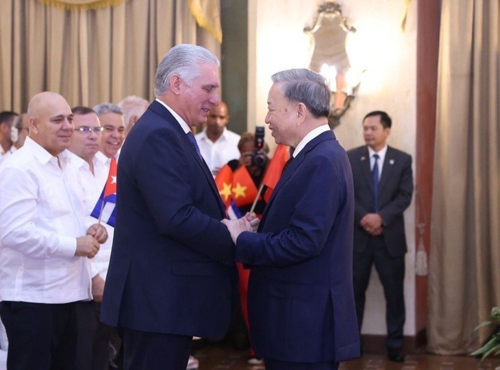 General Secretary To Lam and Cuban President Miguel Díaz-Canel at a meeting with friendship delegates and Cuban youth in September 2024. (Photo: VNA) 
