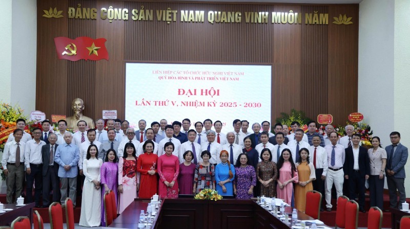 Deputy Prime Minister Le Thanh Long and delegates of the Congress pose for a commemorative photo. (Photo: Duc Tuan)