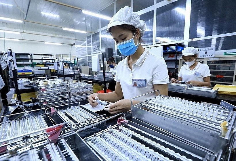 Workers at the factory of a foreign invested company. (Photo: VNA) Workers at the factory of a foreign invested company. (Photo: VNA)