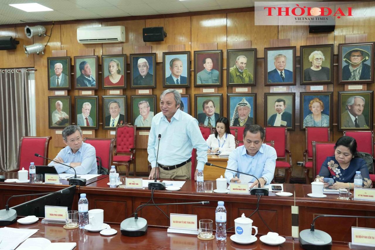 . Đỗ Việt Hà, President of the Ho Chi Minh City Union of Friendship Organizations, speaking at the Conference. (Photo: Thanh Thảo)