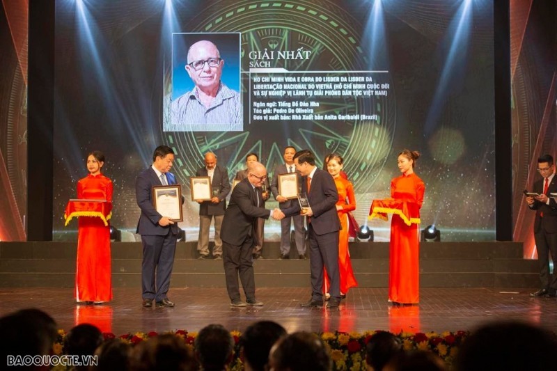 Pedro de Oliveira receiving First Prize in the category of Books in Portuguese at the 8th National Awards for External Information. (Photo: baoquocte.vn)