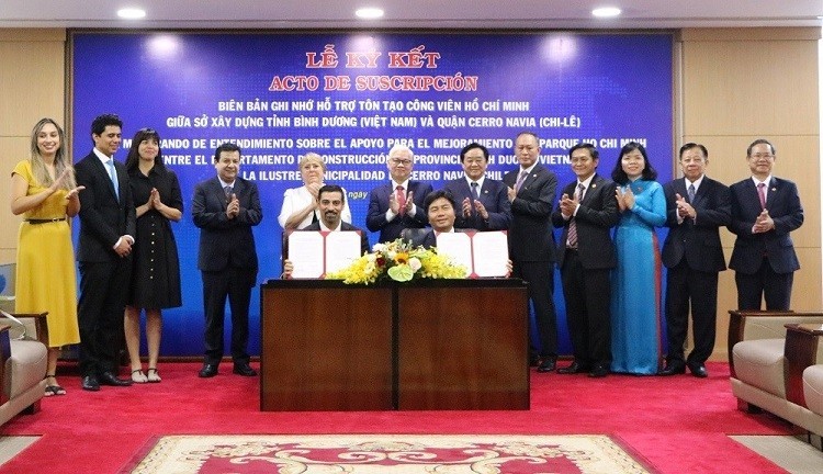 On March 31, 2023, the delegation led by former Chilean President Michelle Bachelet signed an agreement with Bình Dương Province on the restoration of the Ho Chi Minh Park in Cerro Navia, Chile. (Photo: VNA)